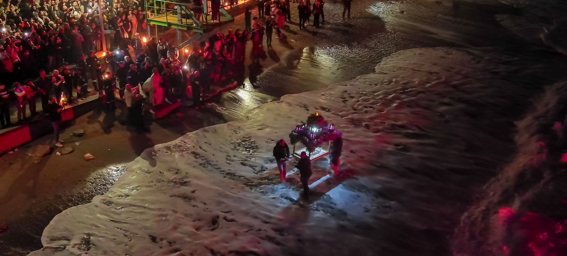 Λουτράκι: Ο Επιτάφιος της Παναγίας Γιάτρισσας μέσα στη θάλασσα – Ένα μοναδικό έθιμο κατάνυξης και συγκίνησης